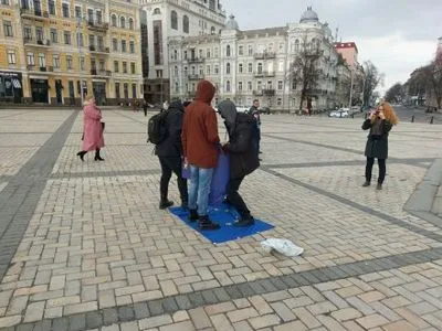 Неизвестные в центре Киева потоптались по флагу ЕС
