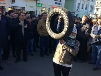 В Москве активисты принесли на митинг символ киевского Майдана - шины