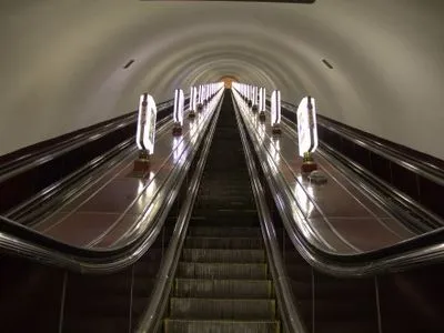Пасажир у столичному метро впустив валізу на ескалаторі, травмовано дівчину