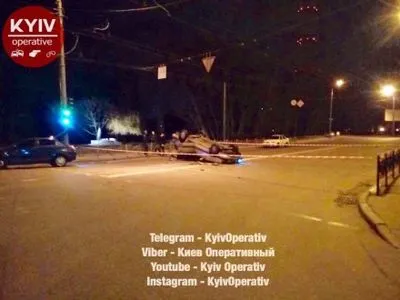 В Киеве автомобиль "скорой помощи" перебросил легковушу и скрылся с места происшествия