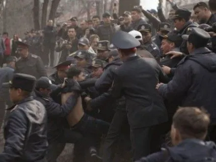 masovi-protesti-v-kirgizstani-politsiya-zastosuvala-svitloshumovi-granati