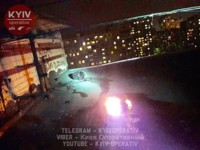У Києві на даху житлового будинку спалахнув вогонь