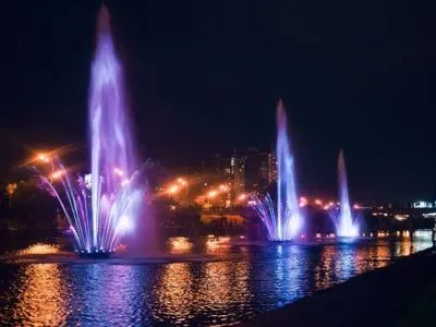 Ще чотири фонтани запустять влітку на Русанівському каналі в Києві