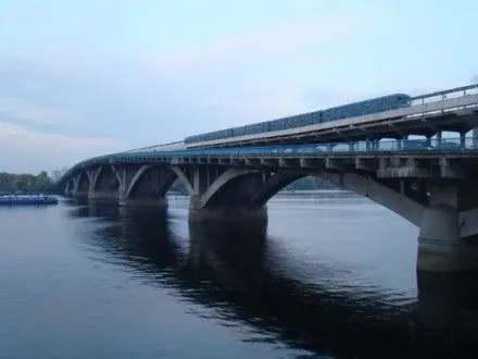rukh-transportu-na-mostu-metro-u-kiyevi-chastkovo-obmezhat