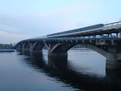 Рух транспорту на мосту Метро у Києві частково обмежать