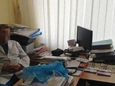 Харківський лікар вимагав від пацієнта сто тисяч гривень за операцію
