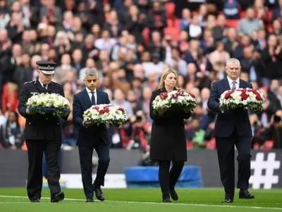 В Лондоне почтили память погибших во время теракта неделю назад