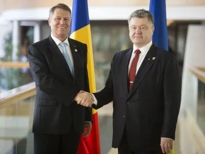 П.Порошенко поблагодарил президента Румынии за поддержку санкций против РФ