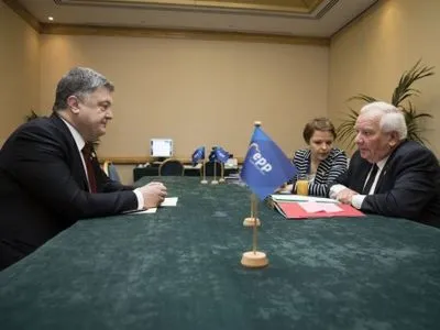 П.Порошенко і президент ЄНП скоординували шляхи посилення тиску на Росію