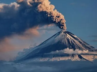 На Камчатке вулкан выбросил столб пепла