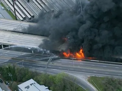Крупный пожар разрушил часть шоссе в Атланте