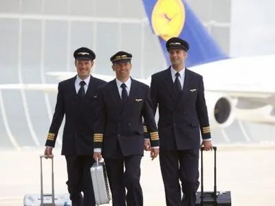 Lufthansa будет проверять пилотов на алкоголь и наркотики