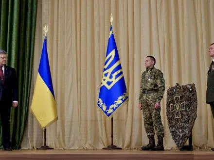 П.Порошенко подарили щит из осколков снарядов российских оккупантов