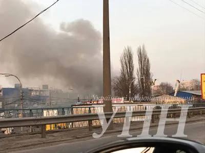 В Киеве в районе Петровки произошло задымление, одна из дорог заблокирована