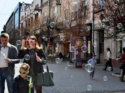Флешмоб із мильними бульбашками влаштували в Ужгороді