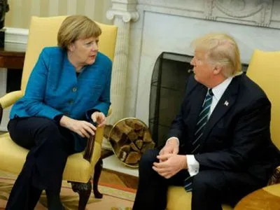 Д.Трамп рассказал, сколько раз жал руку А.Меркель