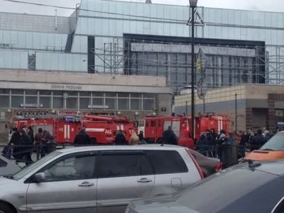 Д.Медведев назвал терактом взрыв в метро Санкт-Петербурга и пообещал помощь пострадавшим