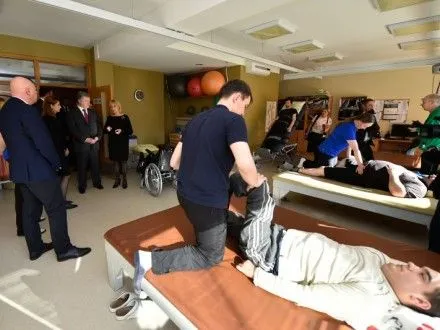Президент посетил украинских бойцов, которые проходят реабилитацию в Латвии