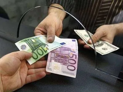 НБУ планирует смягчить ограничения на покупку валюты для населения