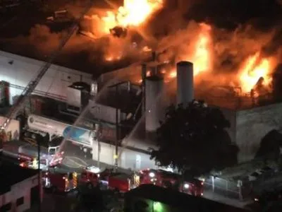 Масштабный пожар на заводе в Лос-Анджелесе сняли с воздуха