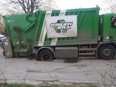 У Львові сміттєвоз провалився під асфальт