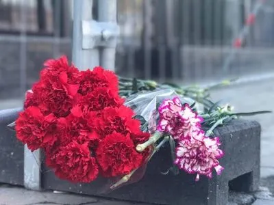До посольства Росії у Києві приносять квіти в пам'ять про загиблих у петербурзькому метро