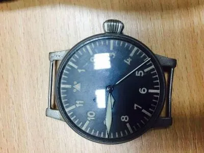 Чоловік намагався переслати поштою антикварний годинник часів Другої світової