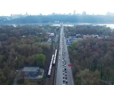 Пробки на левом берегу Киева из-за ремонта дорог возле МВЦ - аэросъемка