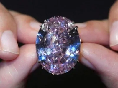 У Китаї рідкісний діамант продали за 71 млн доларів