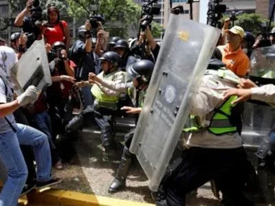 В Венесуэле во время протестов полиция применила слезоточивый газ: пострадали 9 человек