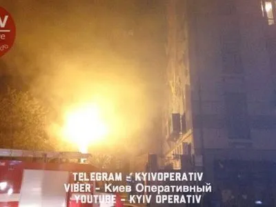 У Шевченківському районі Києва горить приватний будинок