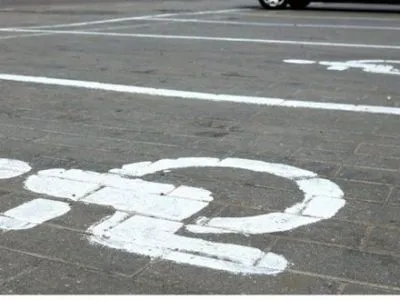 Рада планирует ввести штраф за стоянку авто на местах для водителей с инвалидностью