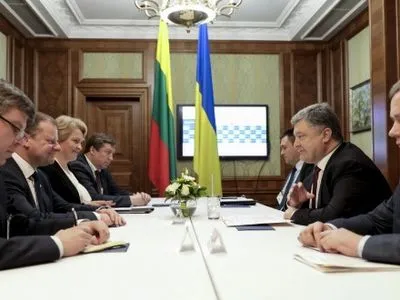 П.Порошенко подякував Литві за допомогу у зміцненні обороноздатності України