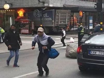 В Стокгольме грузовик въехал в толпу, есть погибшие - СМИ