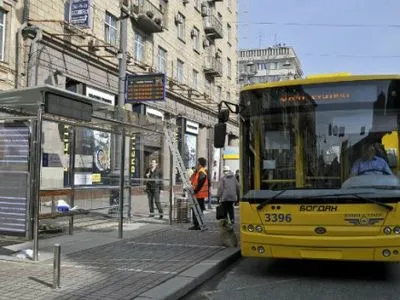 Робота зупинки столичного транспорту біля метро "Лівобережна" зміниться