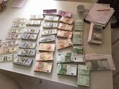 У керівника Броварської податкової вилучили незадекларовану валюту – Ю.Луценко