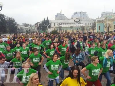 Массовую зарядку устроили в Мариинском парке Киева