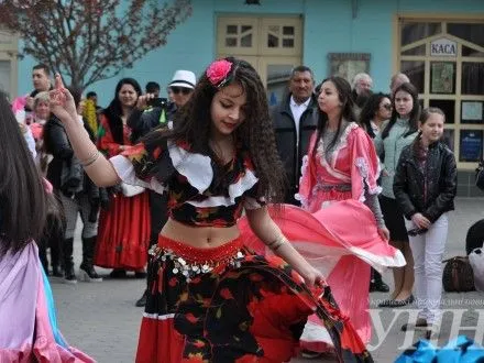 Колоритным шествием отметили международный день ромов в Ужгороде