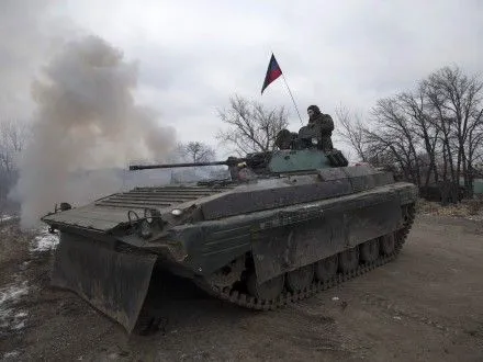 Боевики стреляли из бронетехники в районе Докучаевска