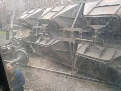 Три грузовых вагона сошли с рельсов в Донецкой области