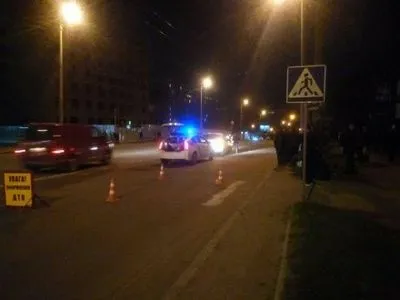 Автомобіль наїхав на жінку у Хмельницькому