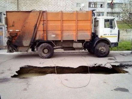 Вантажівка провалилась під асфальт у Миколаєві