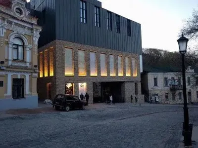У Києві навколо театру на Подолі прибрали будпаркан