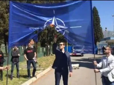 В Чорногориии активист сжег флаг НАТО