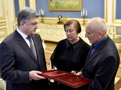 Президент вручив “Зірку Героя” батькам В.Сліпака
