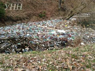 Водохранилище на Закарпатье покрыло слоем мусора