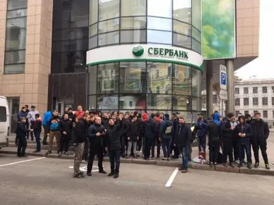 Задержанных среди участников акции возле отделения "Сбербанка" в Харькове нет - полиция