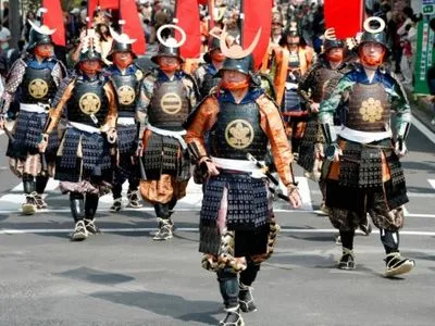 На парад в Японии вышли 1300 самураев