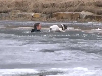 Канадець врятував собаку, яка провалилася під кригу