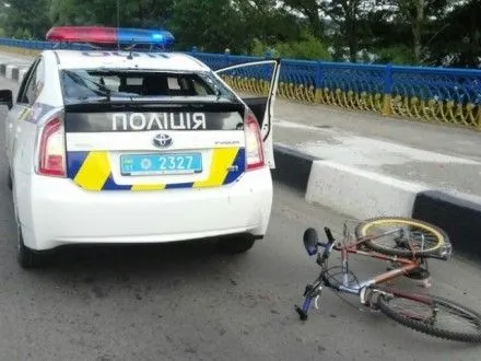 Патрульные полицейские на машине сбили велосипедиста в Киевской области